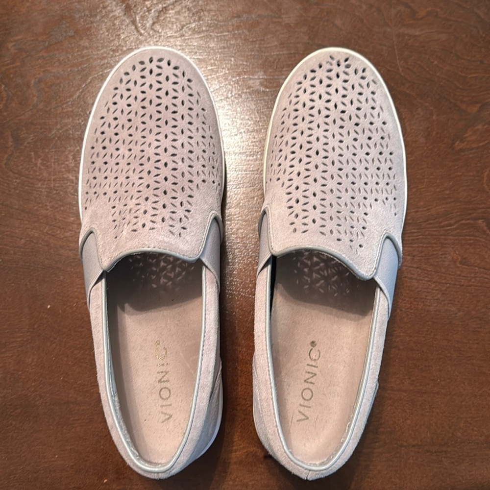 Vionic Kani slip on shoes